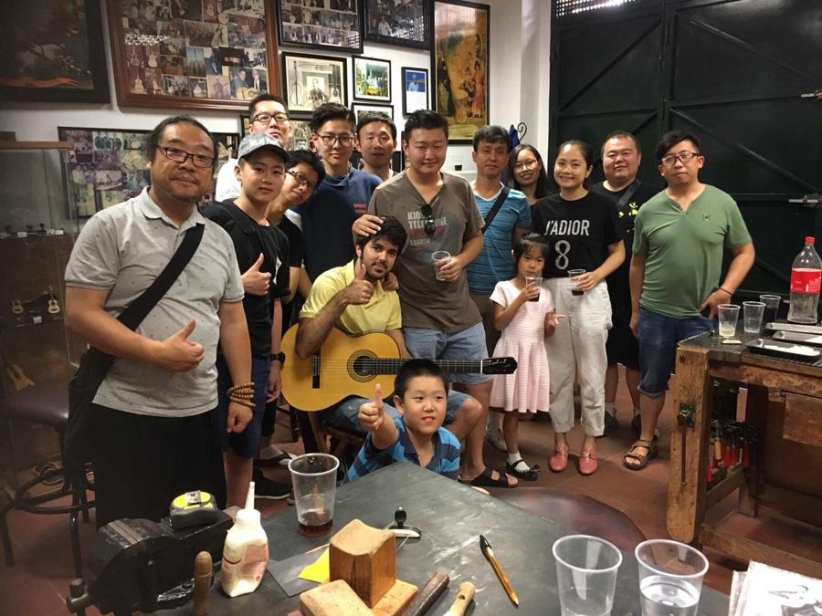 参观吉他制作工坊
